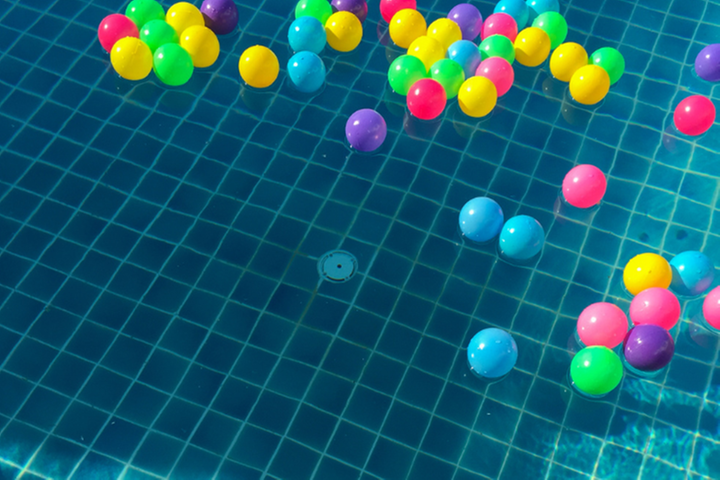 färgglada småbollar i en bassäng