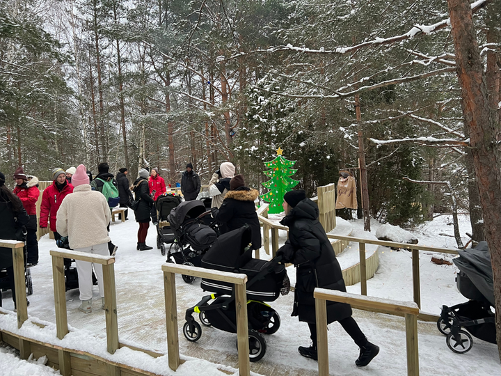 Personer med barnvagnar går på en ramp