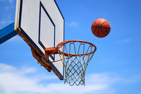 Bild på basketkorg och baskettboll