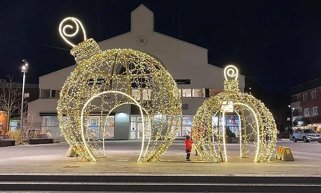 Stora lysande juldekorationer av julkulor på Kungsängens torg