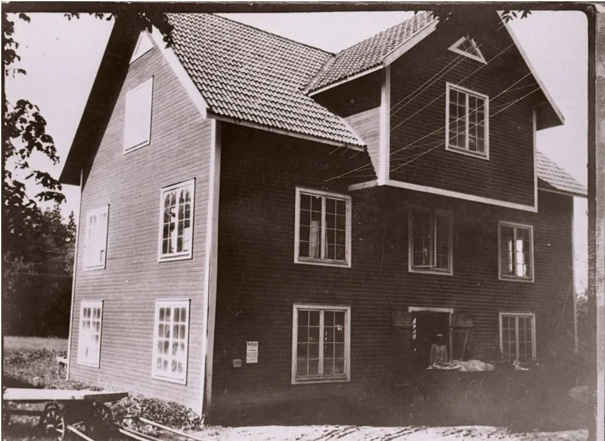 Svartvit bild på en kvarnbyggnad.