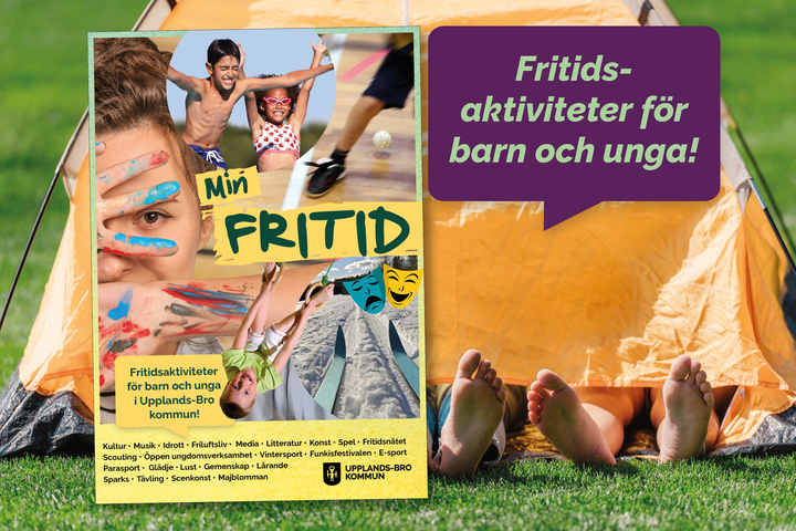 Tält med fötter som sticker ut och framför en broschyr där det står "Min fritid". 