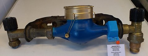 Foto på en vattenmätare med otillåtna ventiler