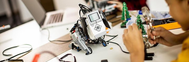 Barn programmerar robotar