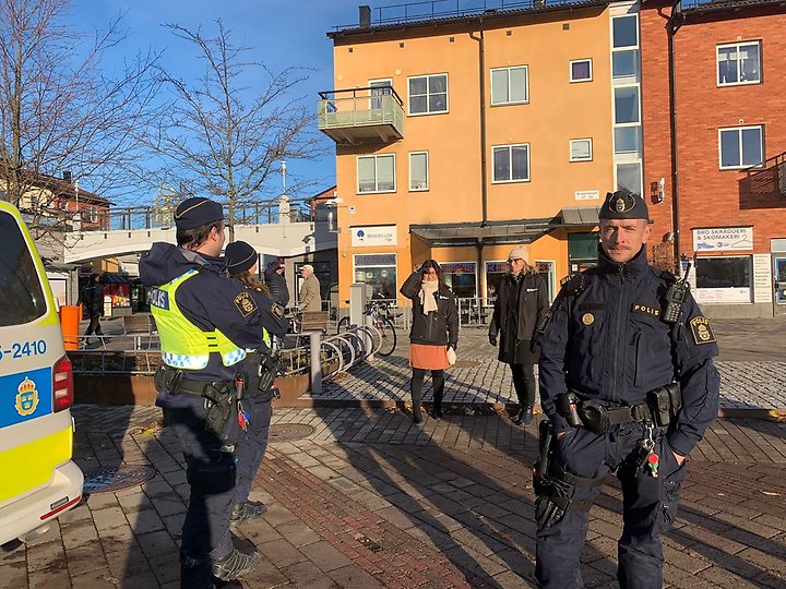 Poliser och besökare i Bro centrum 