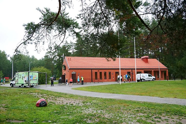 Bild på Lillsjö friluftsgård och kommunbussen på Lillsjön