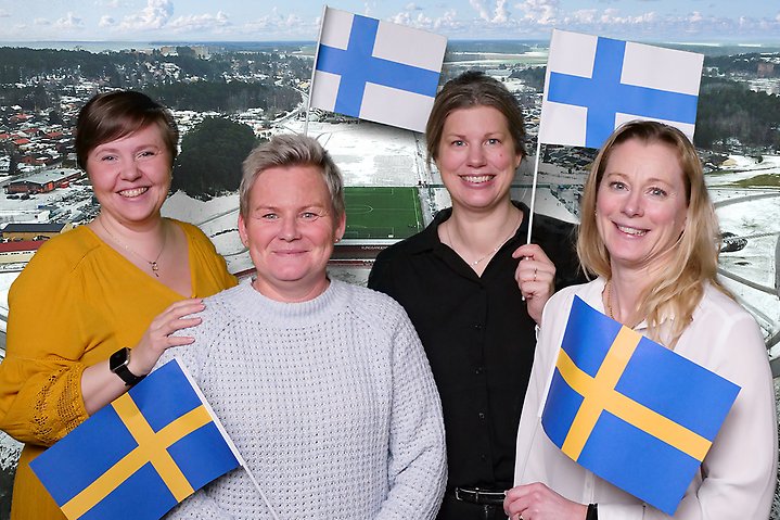 Fyra kvinnor med svenska och finska flaggor