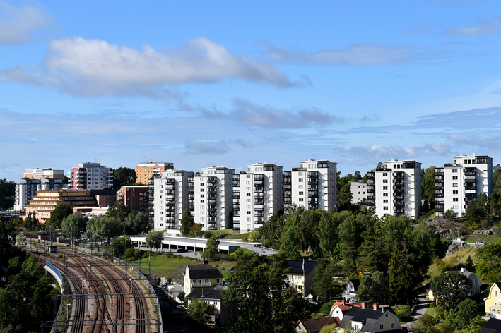 Bild över järnväg och lägenheter i Kungängen